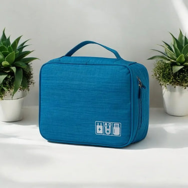 Pochette organisateur bleu clair avec 1 compartiment, idéale pour ranger accessoires de voyage, cùbles et chargeurs.